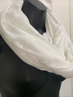 GAP NWT cotton blend White Floral Jacquard Infinity Scarf